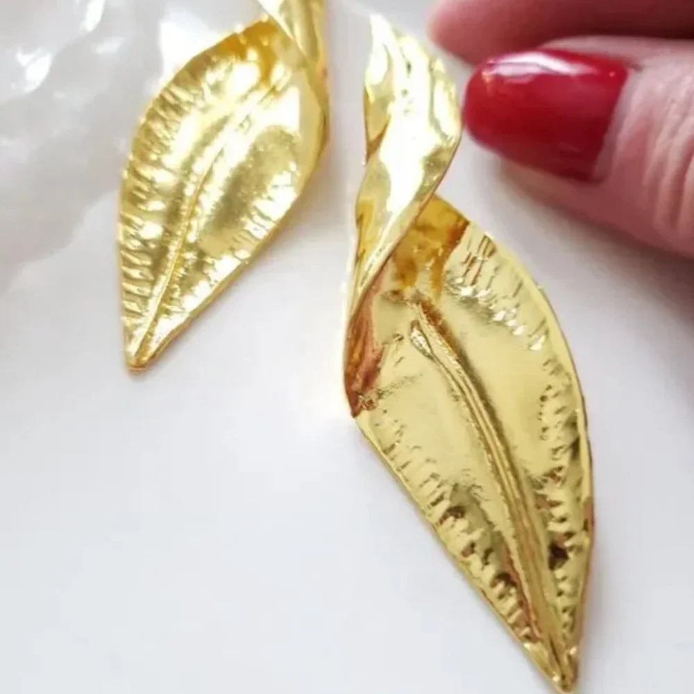 ✨Anthro Golden Twisted Leaf Earrings✨